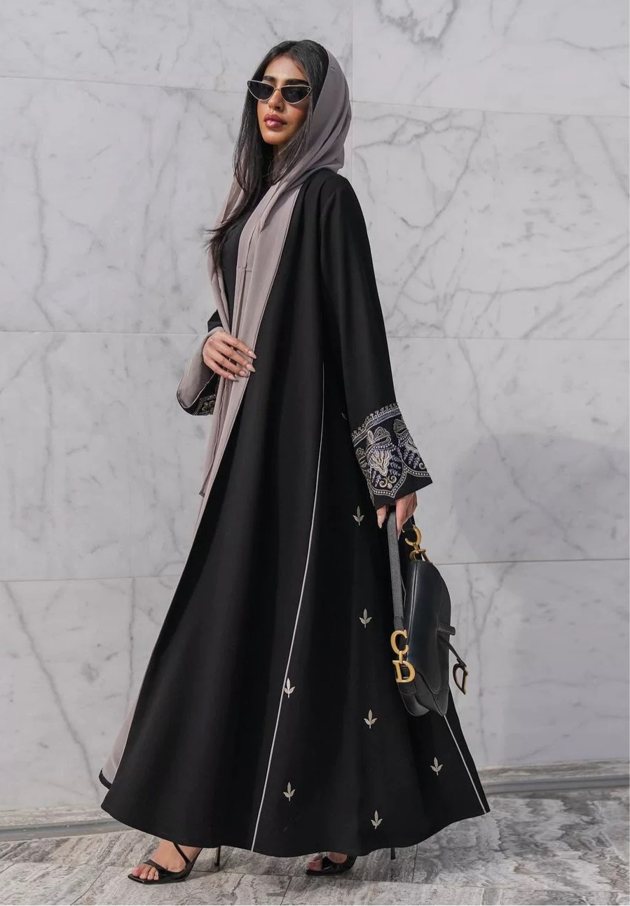 Abaya schwarz mit Muster