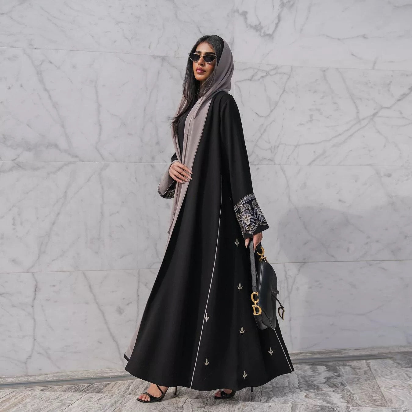Abaya schwarz mit Muster