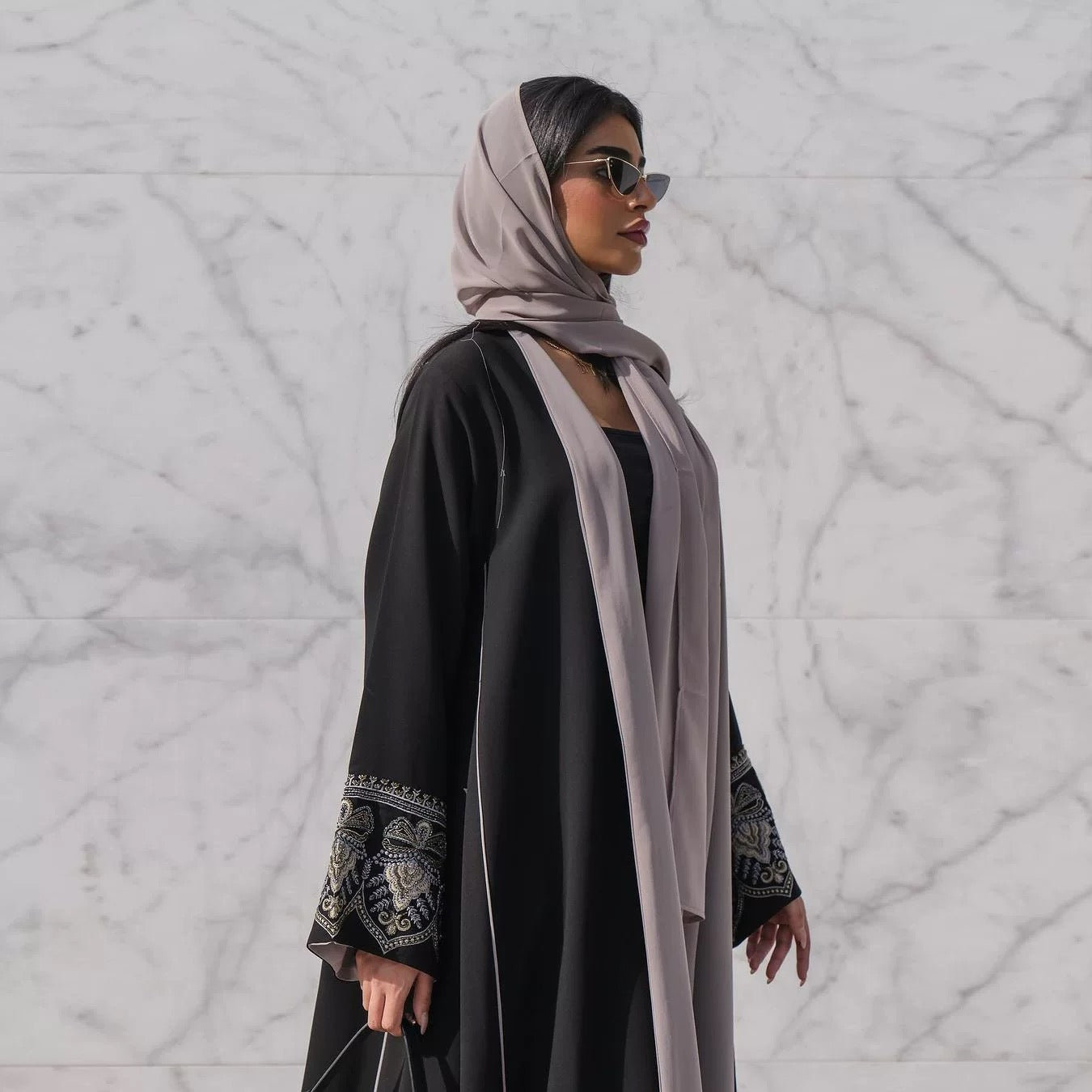 Abaya schwarz mit Muster