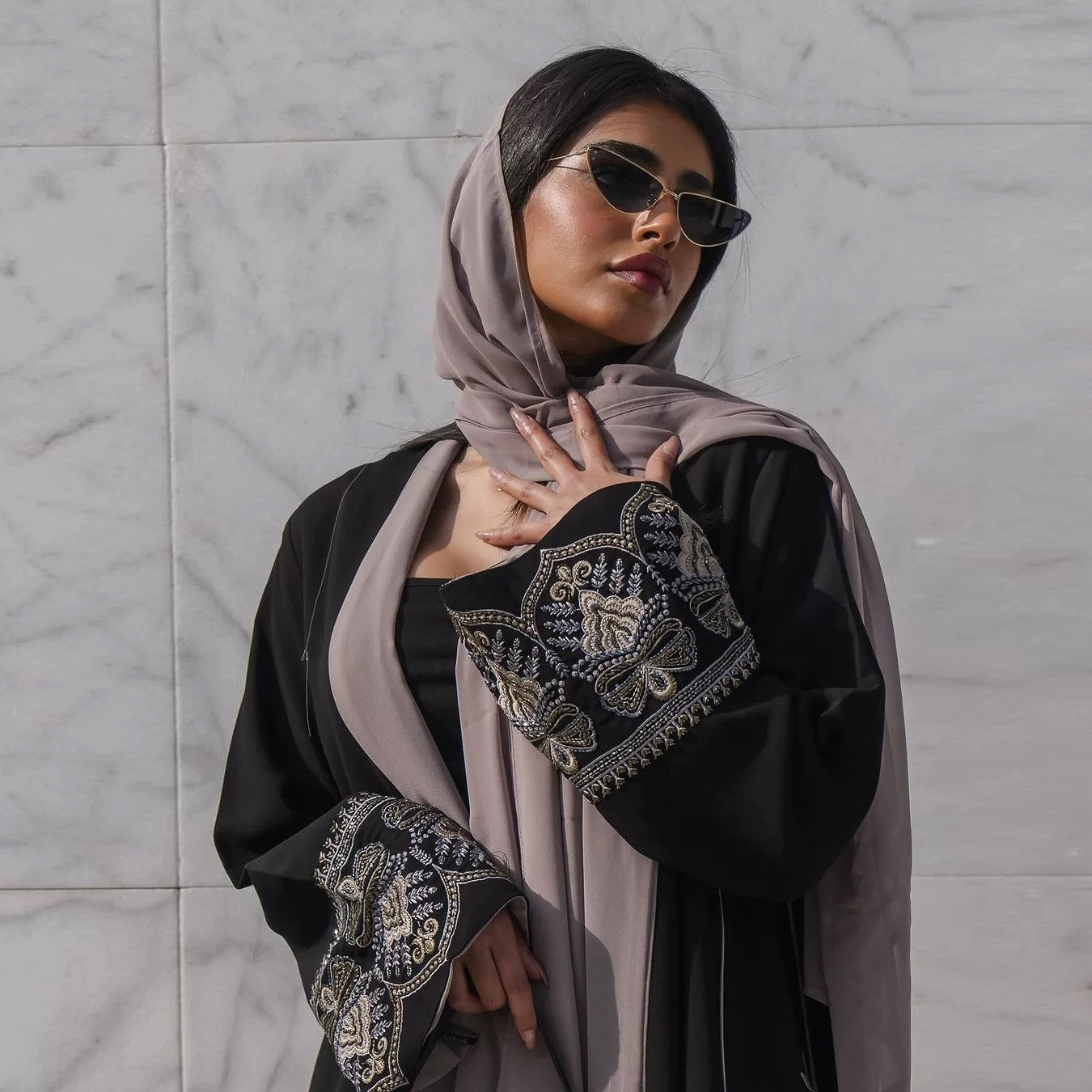 Abaya schwarz mit Muster